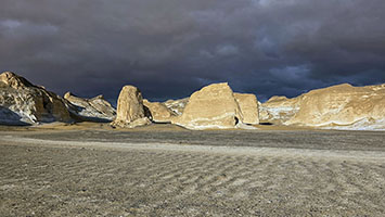 Nubi scure e montagne nel deserto bianco